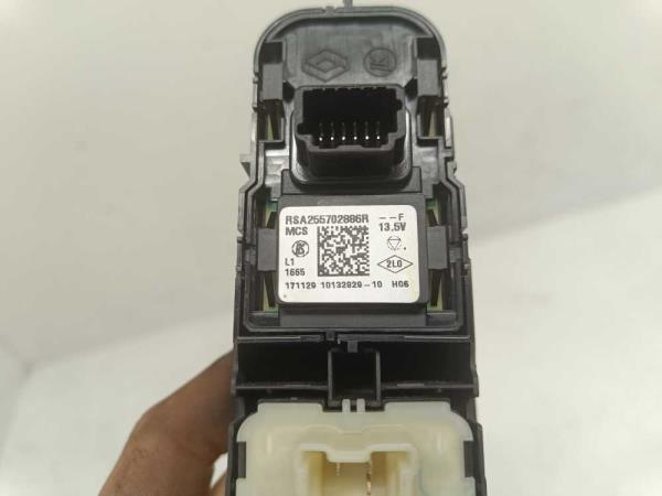 BOUTON LEVE VITRE RENAULT CLIO 4 2012-2020 - Vue 4